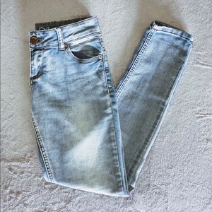 Lightwash blue jeans